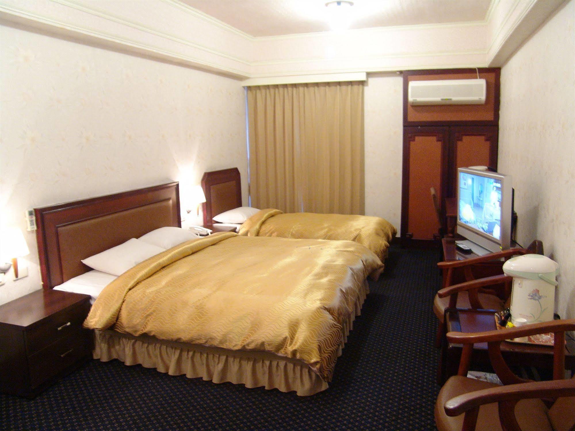 Sin Fu Business Hotel Taichung Dış mekan fotoğraf